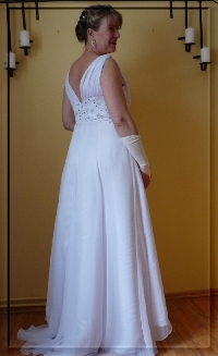 # 2563 - Brautkleid Gr.42 + Schleier + Handschuhe + Haarschmuck